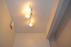 натяжной потолок белый