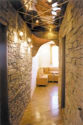 отделка коридора искусственным камнем и обоями фото