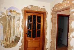 отделка коридора искусственным камнем и обоями фото