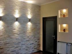 отделка коридора искусственным камнем и обоями фото