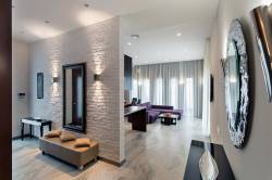 отделка коридора искусственным камнем и обоями фото