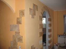 отделка коридора искусственным камнем и обоями фото