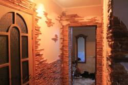 отделка коридора искусственным камнем и обоями фото