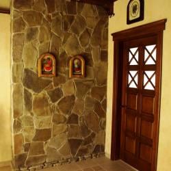 отделка коридора искусственным камнем и обоями фото