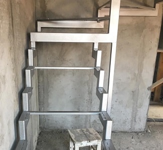 изготовление лестниц в таунхаусе