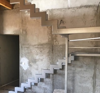 лестница на второй этаж в таунхаусе