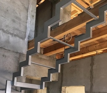 открытая лестница на металлическом каркасе