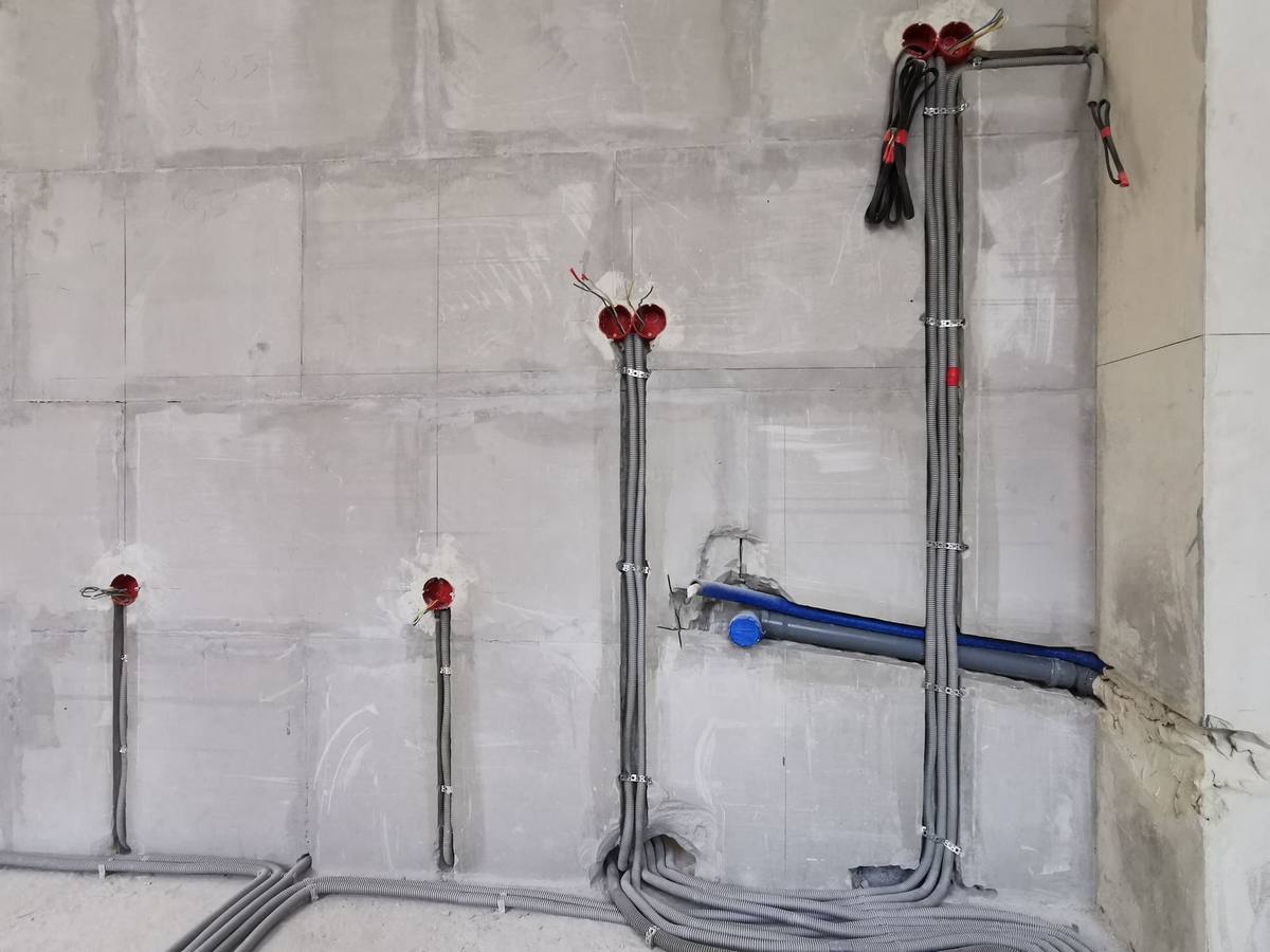 Штробление стен под электрику в пазогребневых перегородках