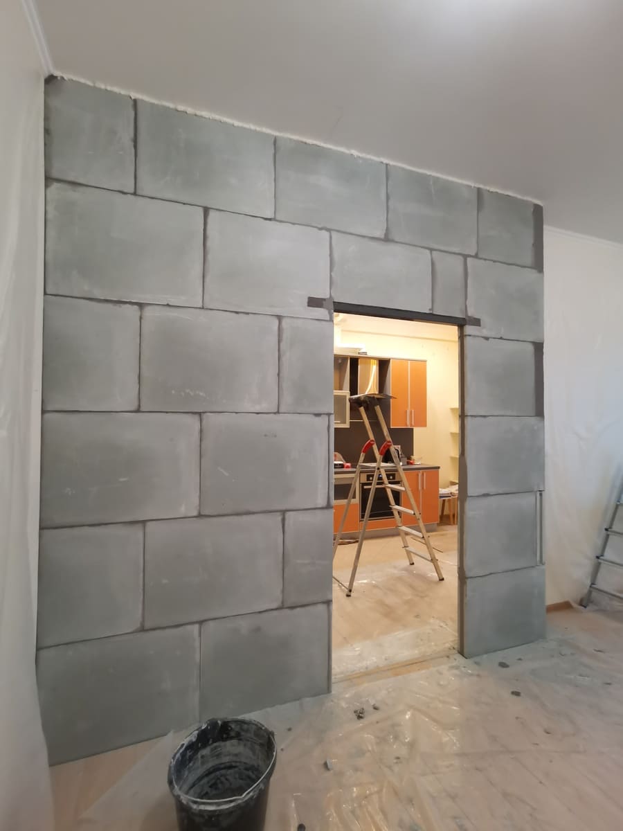 Готовая стена из пазогребневых плит после возведения