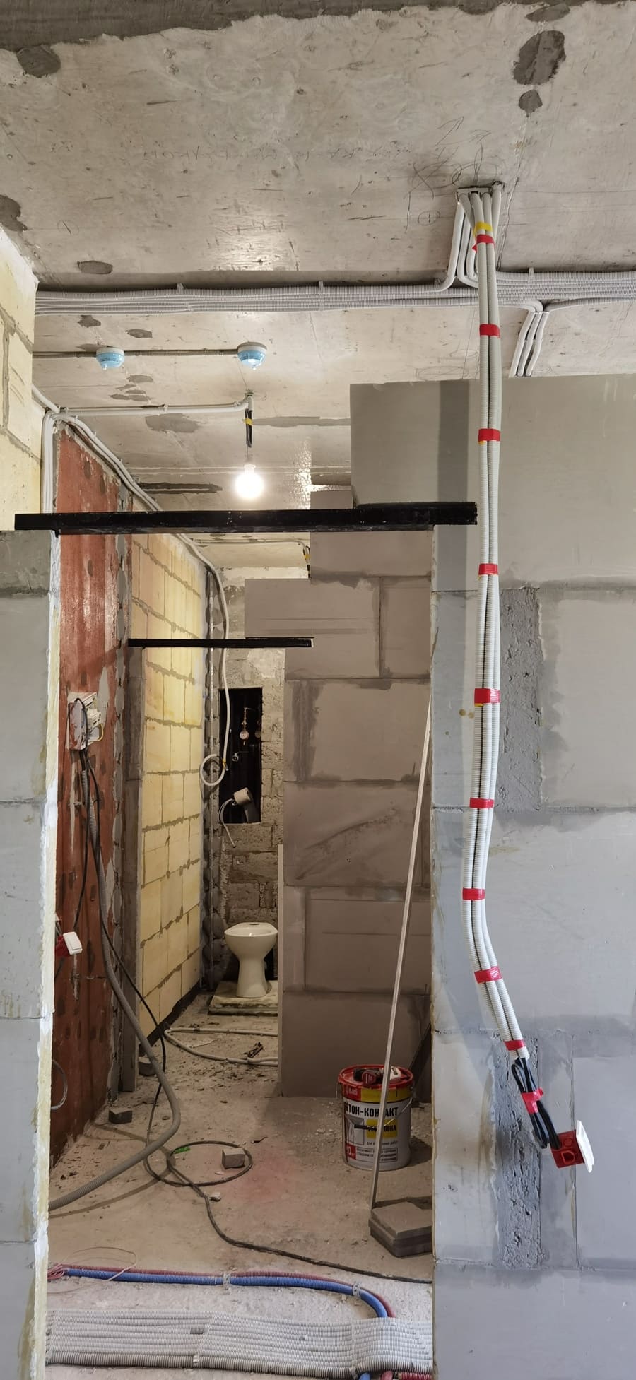 Возведение пазогребневых перегородок в комнате с видом на санузел