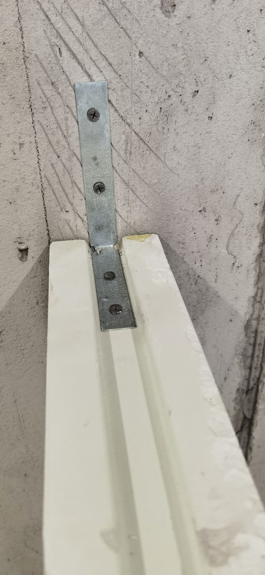 Крепление пазогребневых плит к стене металлическим уголком