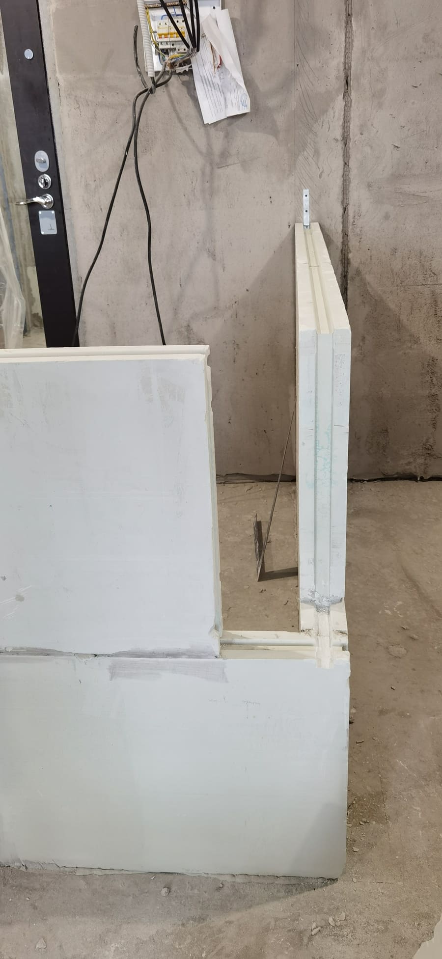 Возведение нижней части стены из пазогребневых плит