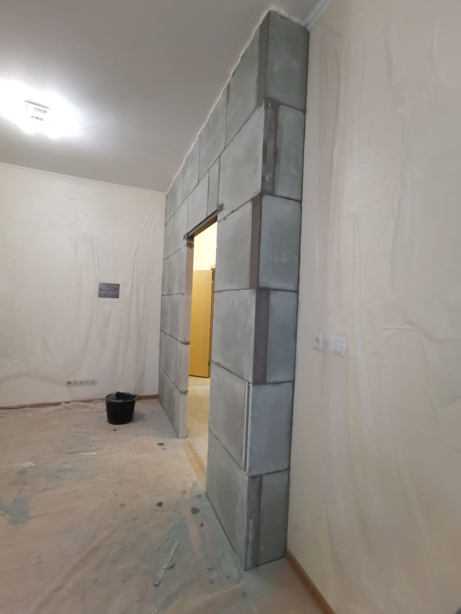 Дверной проём в кухню в пазогребневой перегородке