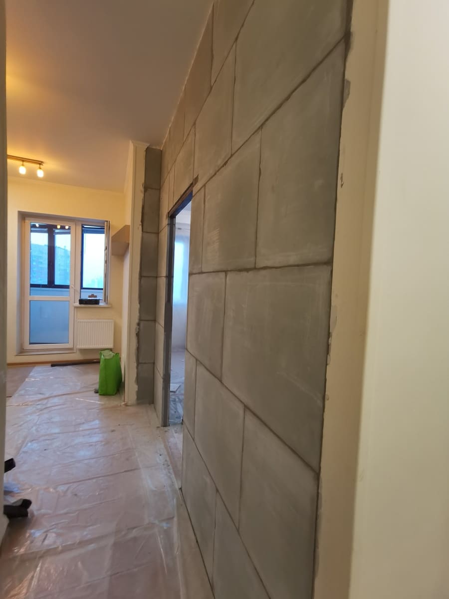 Возведение стен из пазогребневых блоков с дверным проемом