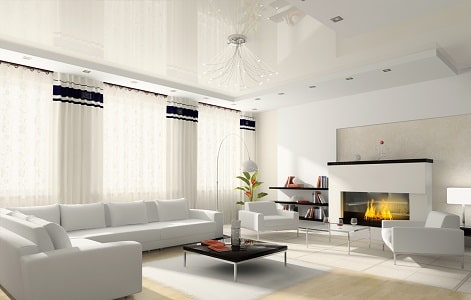 Белый натяжной потолок в зале