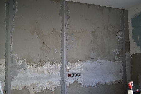 Штукатурка стен по маякам