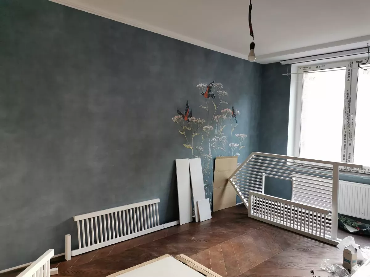 Отделка детской комнаты в новостройке: дизайнерские обои с рисунком птиц, пол французская ёлка, гипсовые молдинги и плинтуса, окрашенный потолок из гипсокартона, сборка детской кровати