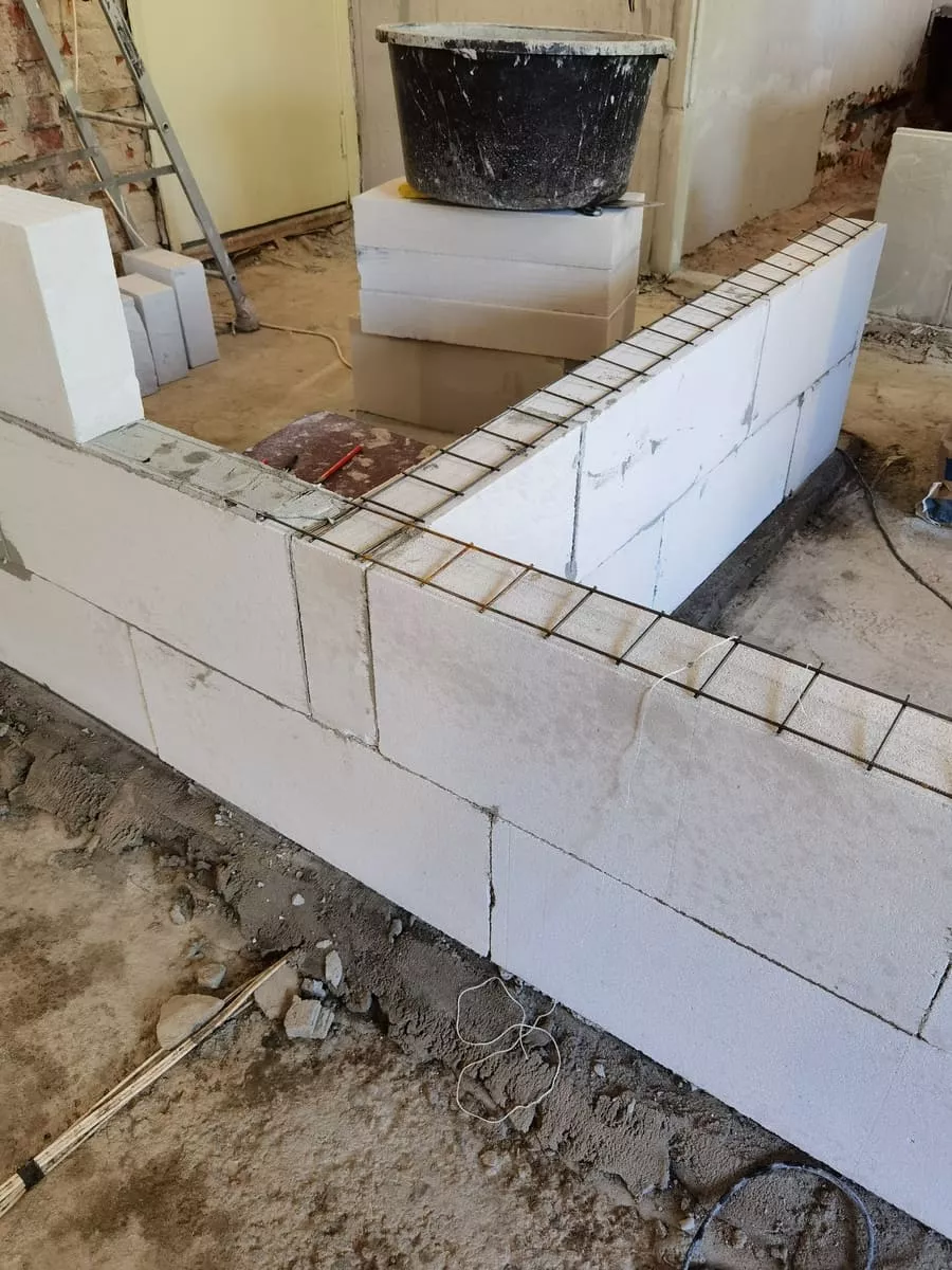 Возведение перегородок из газобетонных блоков: уложено два ряда блоков, установлена металлическая сетка для армирования