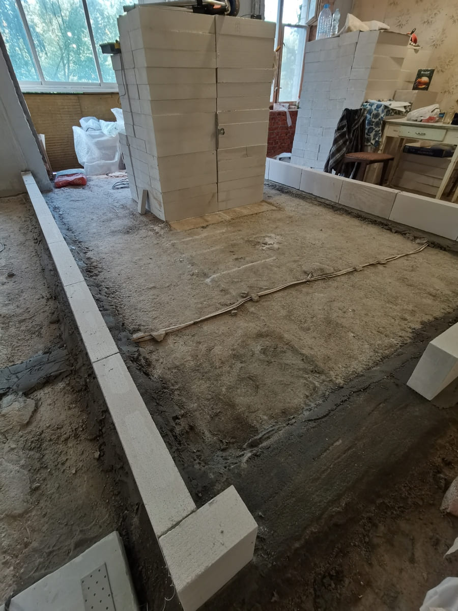 Устройство армопояса для выравнивания основания и кладка первого ряда газобетонных блоков на вторичном этаже