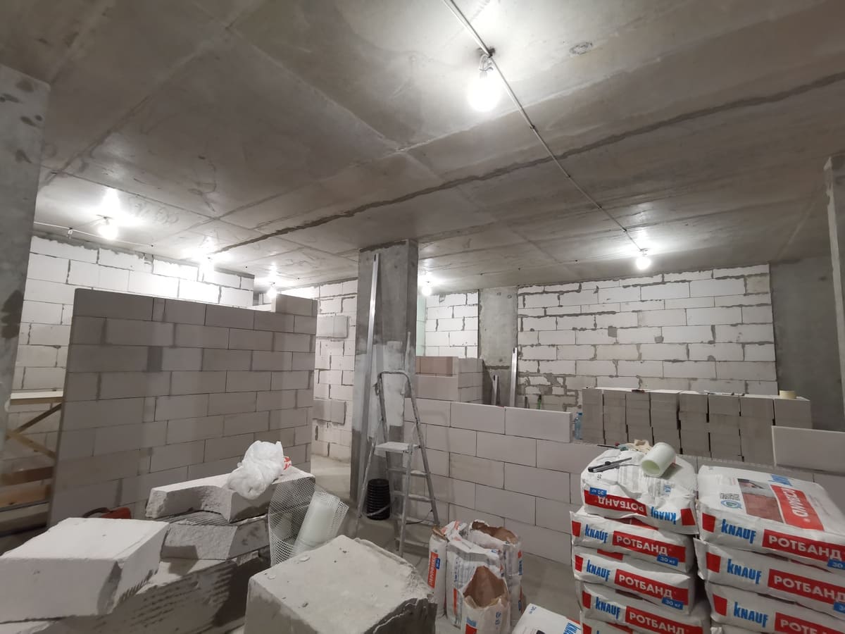 Общий вид квартиры в процессе возведения перегородок из газобетонных блоков Knauf, видны несущие колонны и бетонное перекрытие