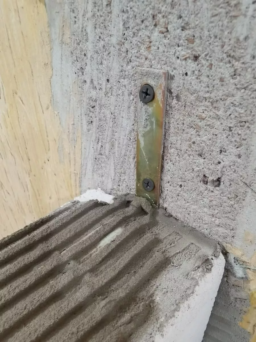 Крепление газобетонной перегородки к бетонной стене металлическим перфорированным уголком