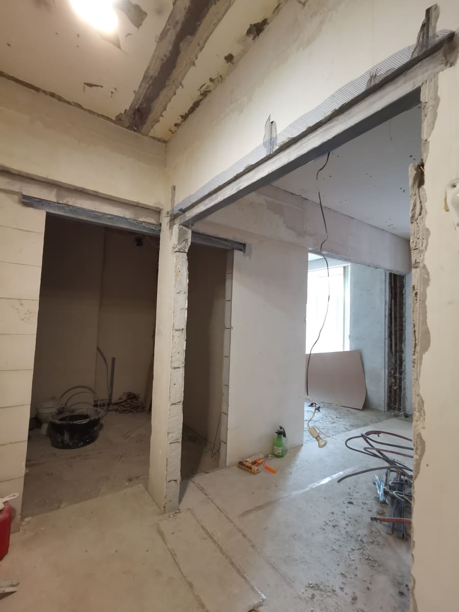 Усиление дверных проемов перемычками из профильной трубы для установки дверей-пеналов (кассетных дверей, убирающихся в стену)