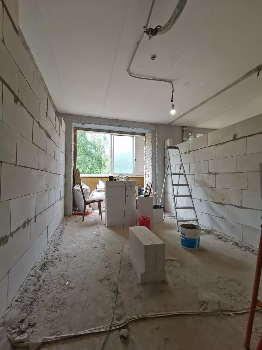 Процесс возведения перегородок из газобетона: кладка блоков по разметке с армированием