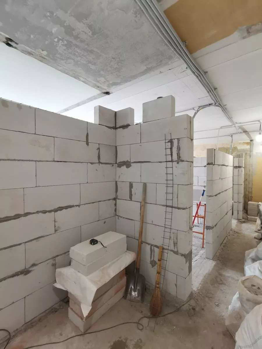 Комплексное возведение межкомнатных перегородок из газобетонных блоков: одновременно ведется кладка четырех стен в квартире