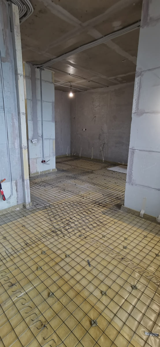 Завершенные перегородки из пазогребневых плит (ПГП) и подготовка пола: уложена звукоизоляция с армирующей сеткой