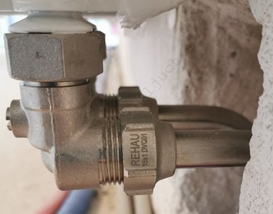 Угловой узел нижнего подключения Rehau