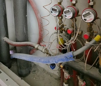 выход труб отопления из квартиры