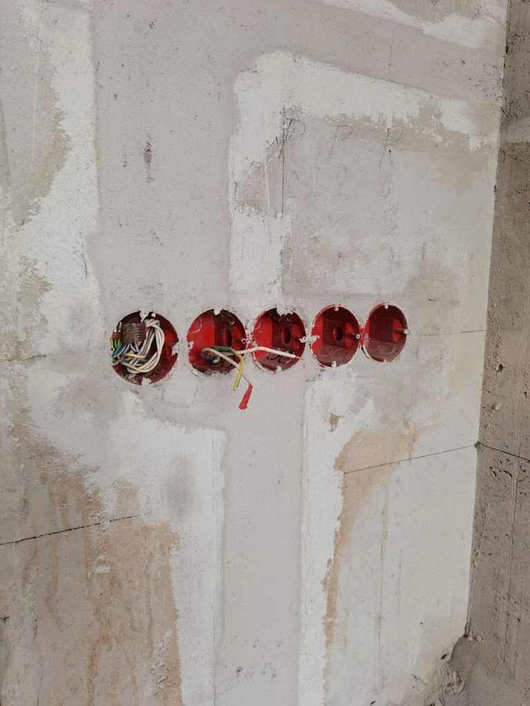 Монтаж блока из пяти красных подрозетников: установка в одну линию, прокладка кабелей в штробах, подготовка под розетки