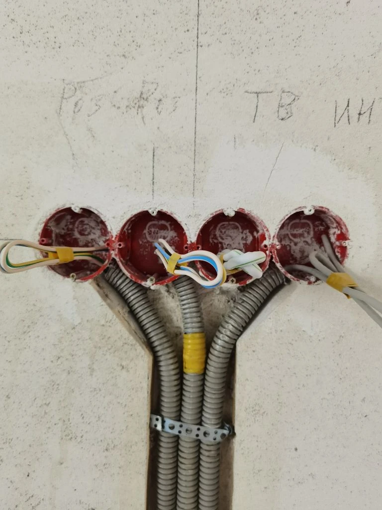 Установка блока подрозетников для ТВ и интернета: прокладка силовых и слаботочных кабелей в гофре, маркировка линий