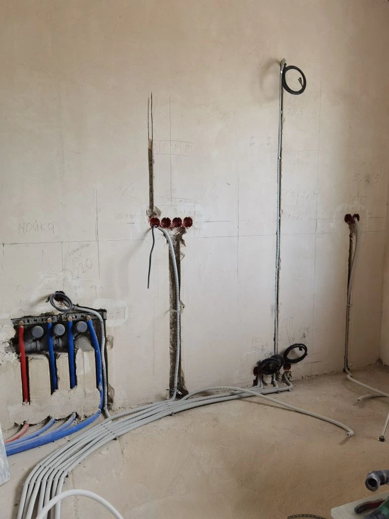 Разводка электропроводки на кухне: штробы под кабели и сантехнику, прокладка гофры по стене, подготовка к черновой отделке