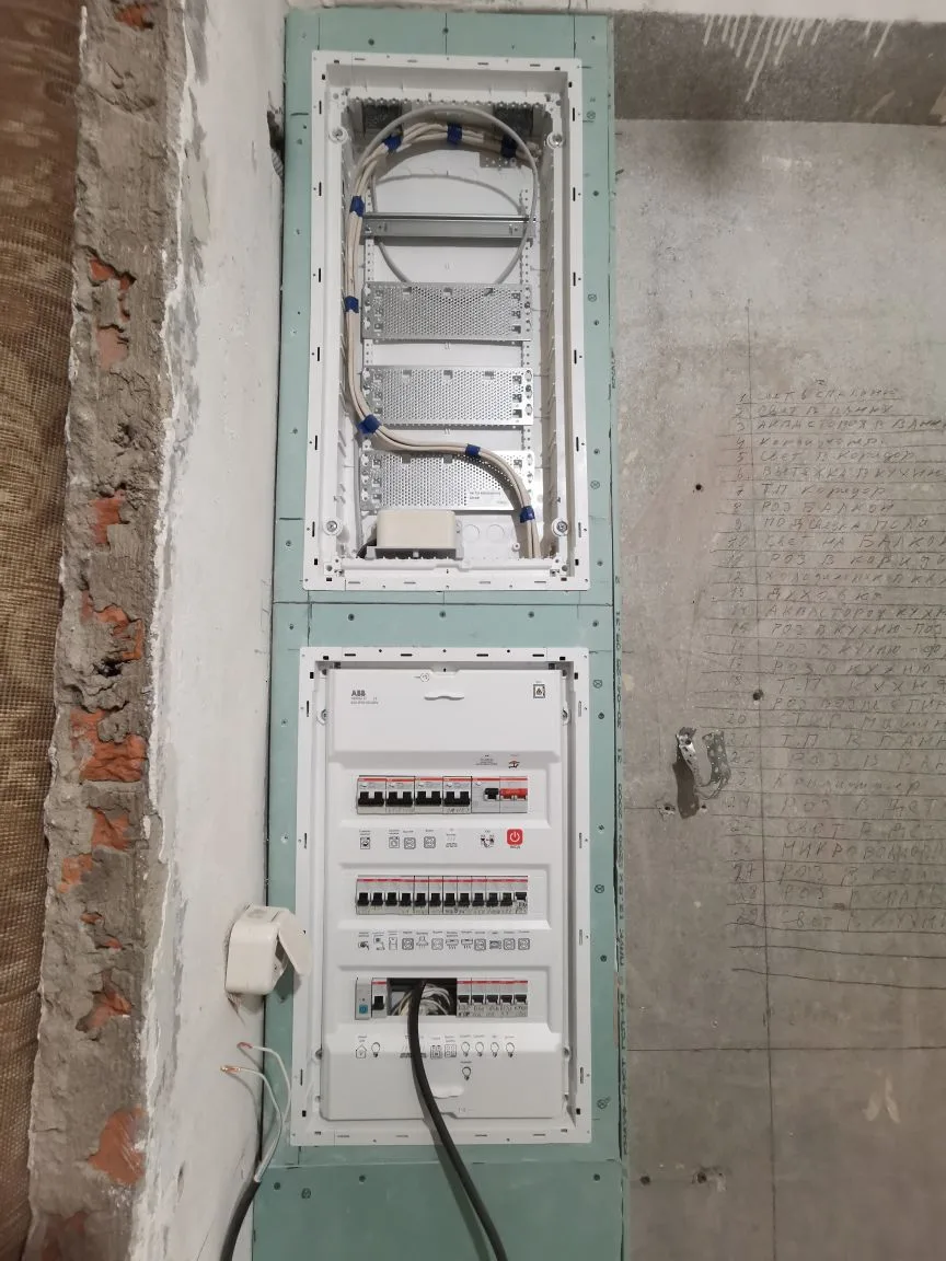 Монтаж электрощитов при замене проводки во вторичке: встроенный силовой щит ABB снизу и слаботочный сверху в коробе из гипсокартона, аккуратная организация коммуникаций