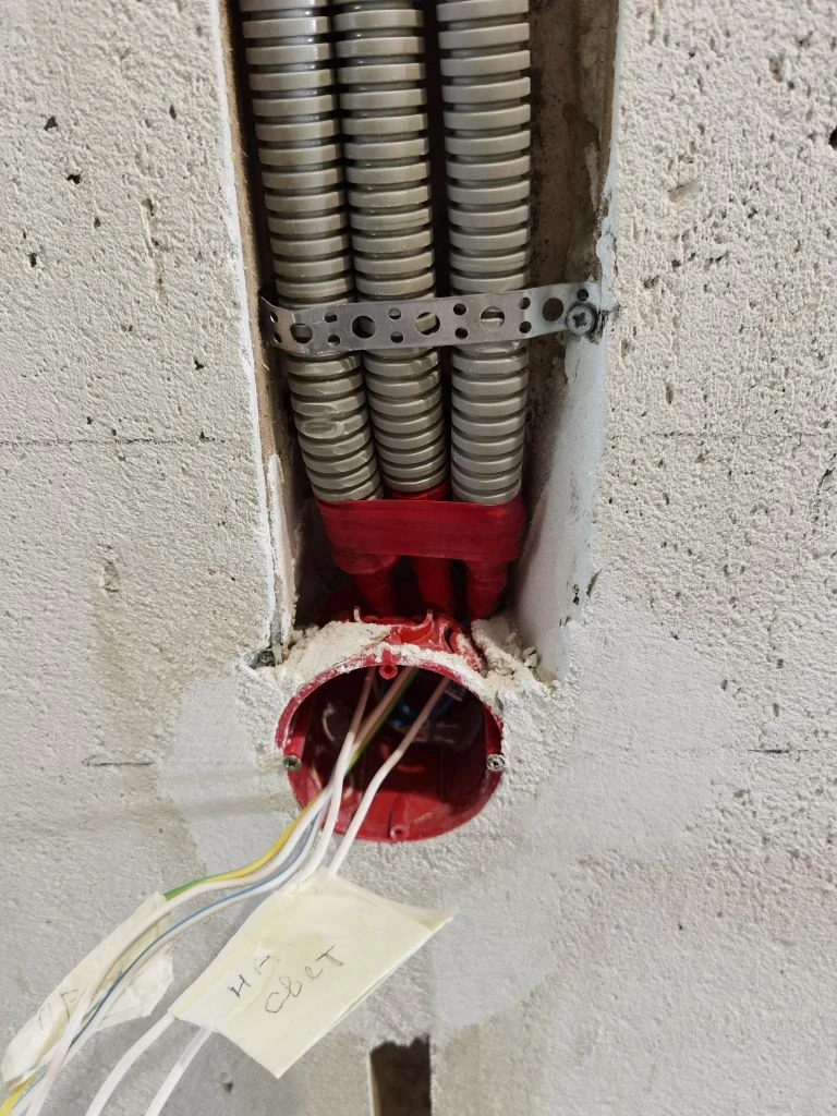 Монтаж подрозетника под проходной выключатель: прокладка кабеля в гофре, маркировка линии «на свет»