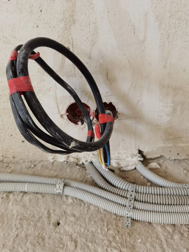 Прокладка толстого силового кабеля 3x6 мм² для электроплиты и 3x4 мм² для духового шкафа, фиксация кабелей на стене