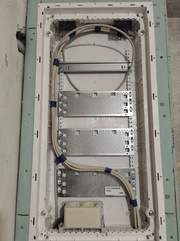 Встраивание бокса для слаботочного щита в стену: подготовка ниши в гипсокартоне, монтаж основания без штробления бетона