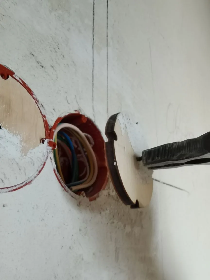 Защита подрозетников от штукатурки: временные крышки из фанеры, защита кабеля при черновых отделочных работах